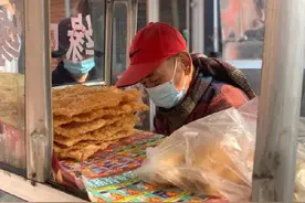 2个鸡蛋3元钱！廊坊大爷卖煎饼21年不涨价图片