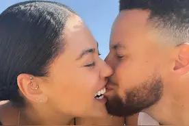 库里妻子晒二人沙滩边的亲密合照：眼里的阳光和发间的沙图片