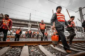 京沪线迎来大修 看铁路枕木如何换新图片