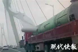 惊险！高速行车途中，车头被飞来的塑料布整个包住图片