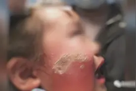 骑马玩耍出意外，乐山4岁女娃腾空摔倒在地图片