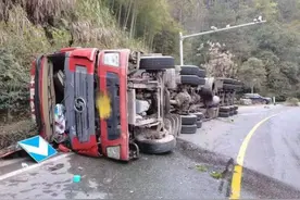 “快来救救我老婆！”妻子被甩出车外，危机时刻交警出手图片