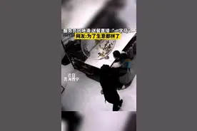 饭店地滑服务员一字马上菜 论打工人有多敬业图片