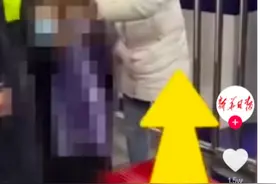 赶火车嫌孩子吵闹，上海一年轻妈妈竟将5岁女儿装进行李箱拖行，网友：怎么舍得图片