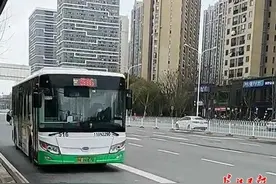 等候11分钟，516路公交到站了图片