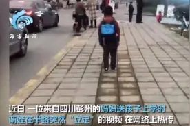 小学生飞奔上学听到国歌瞬间立定 妈妈得知原因后十分感动图片