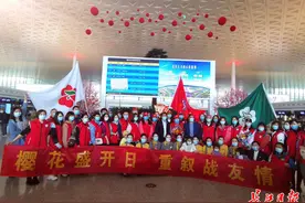 45名新疆援鄂医疗队队员赴约回汉，机场再次响起《听我说谢谢你》图片