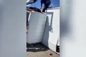 美国一男子徒手砸开翻倒卡车的挡风玻璃救出被困司机图片