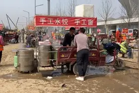 男子在工地旁卖饺子：十元管饱，给工人行个方便视频封面