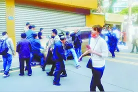 爱心厦门｜面包车溜坡压住女孩 一群好心人联手救出图片