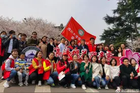 樱花树下再相逢！四川援鄂医护人员武大赏樱现场图来了！花美人更美图片