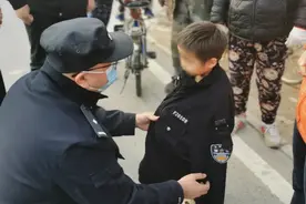 爸爸表情亮了！通州一4岁男孩溜出家门找妈妈迷路，幸被民警送回家图片