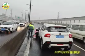 百万豪车被撞，驾驶员下车跑了图片