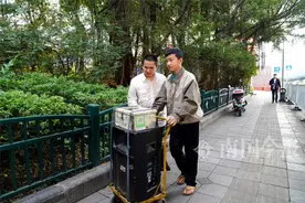 13岁少年柳州街头苦读，陪盲父卖唱7年：手中有未来，肩上是担当图片