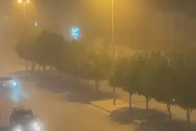 沙特首都遭遇强沙尘暴，部分地区能见度低于20米视频封面