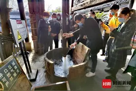 20余家中央、省级主流媒体四川自贡大安行：媒体人亲身体验汲卤，惊叹千米燊海井的神奇图片