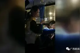 广西初三女孩公交车上写作业，乘客的一个举动感动无数网友图片