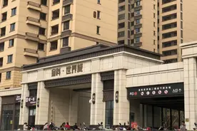 小区地库进入单元楼的通道弯道多、台阶多，业主：像迷宫，很不方便图片