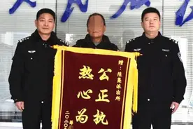赌气离家17年的儿子回来了，75岁的老人喜笑颜开，说话的声音都比平时响亮图片