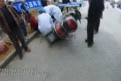 广西象州少年街头骑改装电驴，撞伤老人后扭头就跑......图片