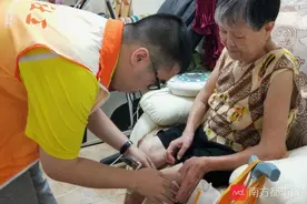 政府工作报告重提“社会工作”，透露了什么？图片
