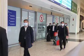 四川战友喊话：春天来武汉看樱花，秋天欢迎去成都赏银杏图片