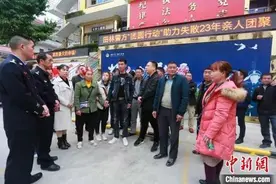广西一男子走失23年后终与父母团聚 家人相拥而泣图片