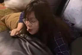 狗子发现主人偷吃一秒蹦上沙发抢食笑翻网友：交出来我都闻到了图片