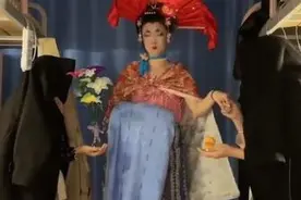 有内味儿了！高校女生“散装版”仿妆走红 道具不够垃圾桶来凑图片