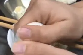 越南女子餐厅买来煮鸡蛋异常坚硬，剥开一看不敢下嘴，扔桌上还能弹起图片