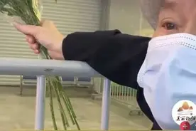 74岁大爷手捧鲜花接老伴回家，屏保还是老伴艺术照，网友：我酸了图片