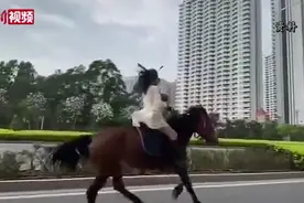 广西女子街头策马奔腾被警方约谈，现场画面曝光后，网友直呼：太危险图片