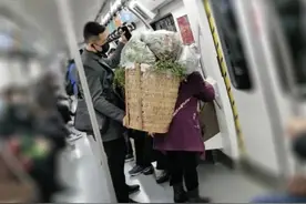 帮老人托背篓的小伙找到了！网友评论却“跑偏”……图片