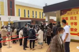 因打印承诺书导致超时，南宁几十名应聘教师的考生被拒绝入场图片