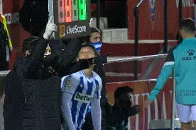 尴尬！武磊替补踢了13分钟“打了一架”，遭对方围攻竟无队友帮忙图片