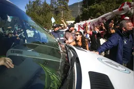 扔石头砸车窗！反对政府采矿计划，阿根廷数十抗议者“围攻”总统乘车图片