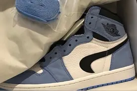 有人买到一双「错版」北卡蓝 AJ1，网友：这运气也太好了图片