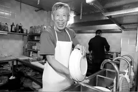 走红！拍试菜视频金句频出 56岁抚顺刷碗工火了图片