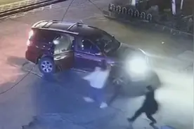 小学生给消防队送饮料后收“惊喜”回礼 网友：恩将仇报？图片