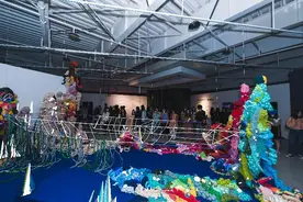自动笔反复书写着啥？看不清样子的布偶什么意思？《虚无实验室》的参展艺术家这样解读图片