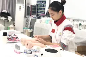 95后小姐姐作为引进人才落户上海，她是一位美容师图片