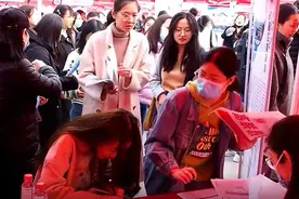 果然视频｜山东师大招聘会毕业生靓丽登场，年薪十万求贤视频封面