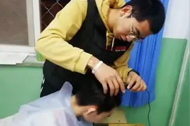 衡水十三中高三班主任化身“托尼”给学生剃头：盼他们跃龙门视频封面