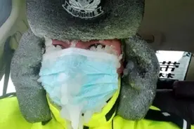 心疼！民警口罩变“冰雪面具”图片