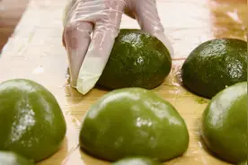 咸蛋黄肉松青团做法，蛋黄松软，粑粑香甜，是春天的味道没错了图片
