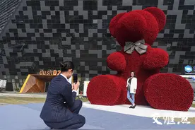 “世界最大玫瑰熊”打卡常州西太湖图片