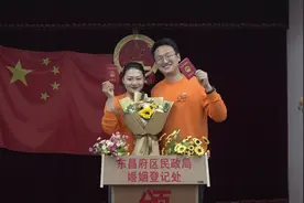 视频｜“1314”独宠新人！新人扎堆办理婚姻登记 聊城婚姻登记处为爱加班图片