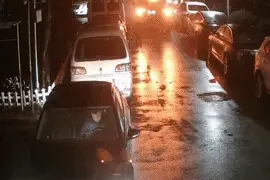岂有此理！压到人家的脚，她却加速驶离……图片