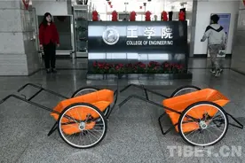 高原牛粪捡拾“神器”再升级图片