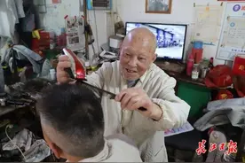 92岁的发型师丨图集图片